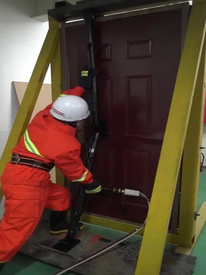 一款可以同時(shí)打開內(nèi)開門和外開門的破門神器！