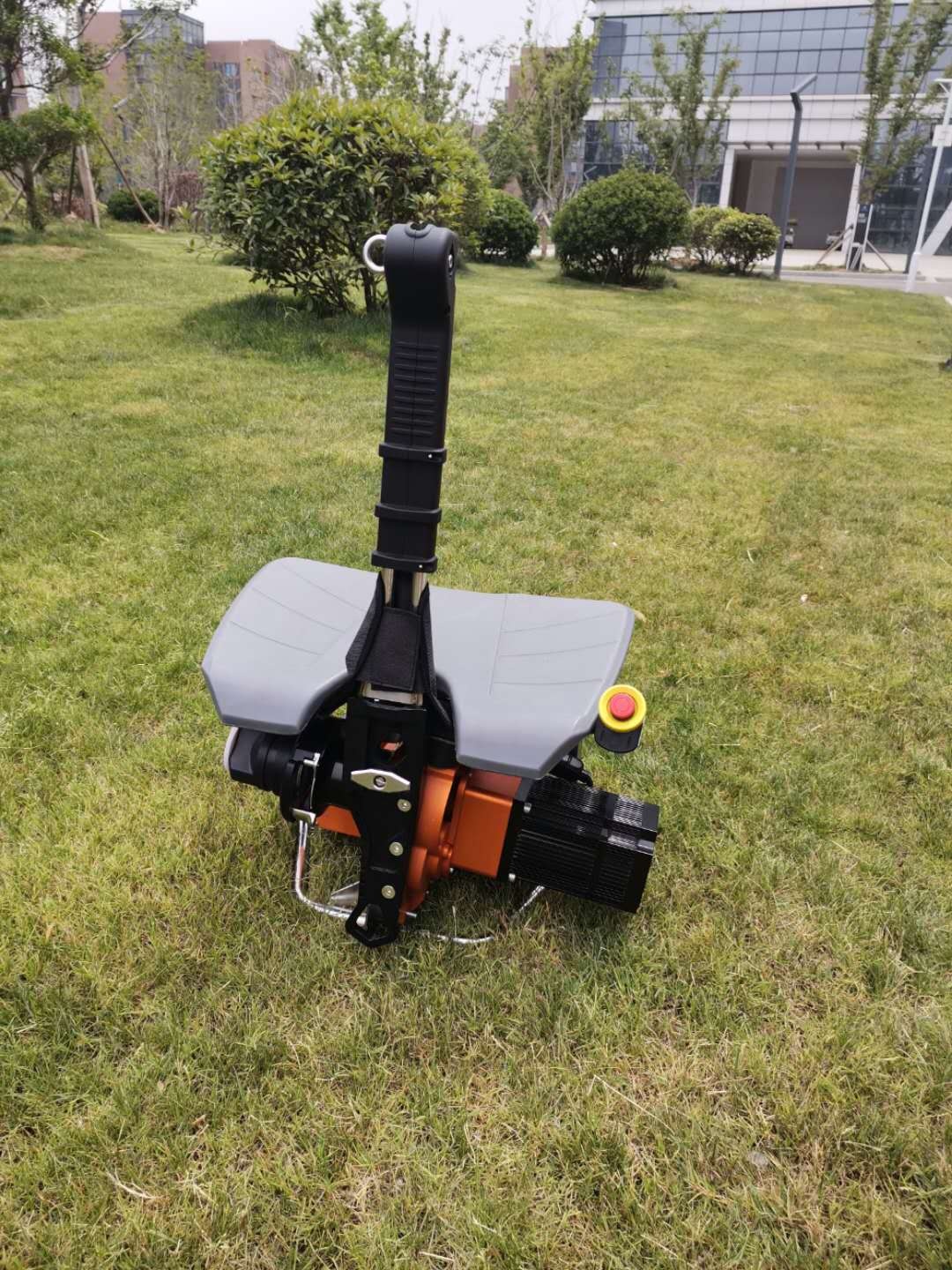 最危險的救援，理應(yīng)有更安全的裝備，座椅式自動升降機電動上升器，專為高層救援，風(fēng)電作業(yè)設(shè)計