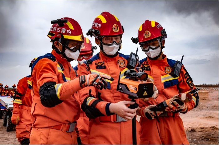 1757043733874525.jpg 內(nèi)蒙古消防開展“北疆藍(lán)光·2025”全區(qū)消防救援隊伍地震災(zāi)害救援實戰(zhàn)拉動演練.jpg