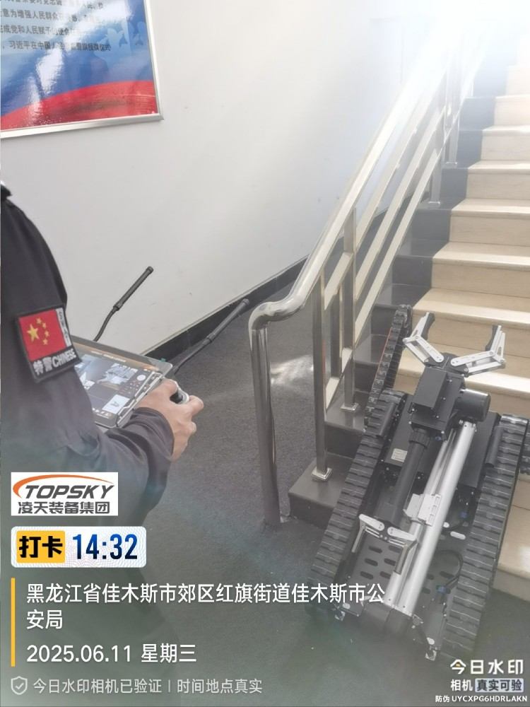 1762150772778241.jpg 排爆機(jī)器人單擺臂驗收.jpg